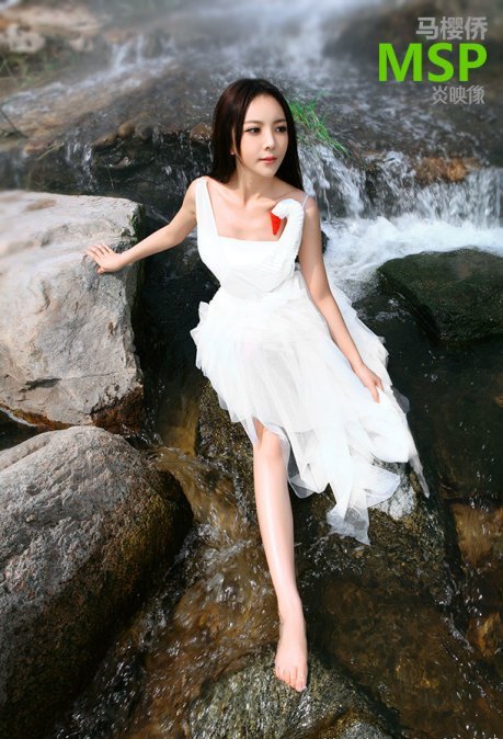 甜美公主MM小天鹅河谷中戏水(图2)