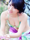内衣青春美女赏花玩水高清图