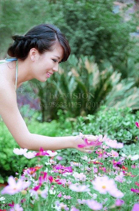 比基尼美女赏花玩水高清图(图3)