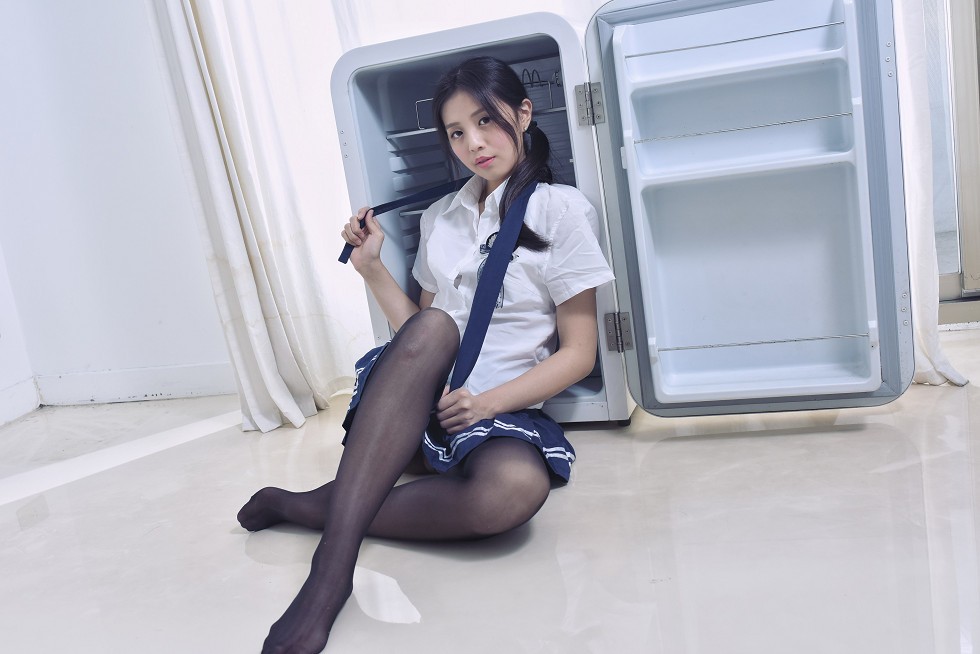 模特安娜妹子学生装格子裙配黑丝裤袜秀完美身材性感美腿写真38P