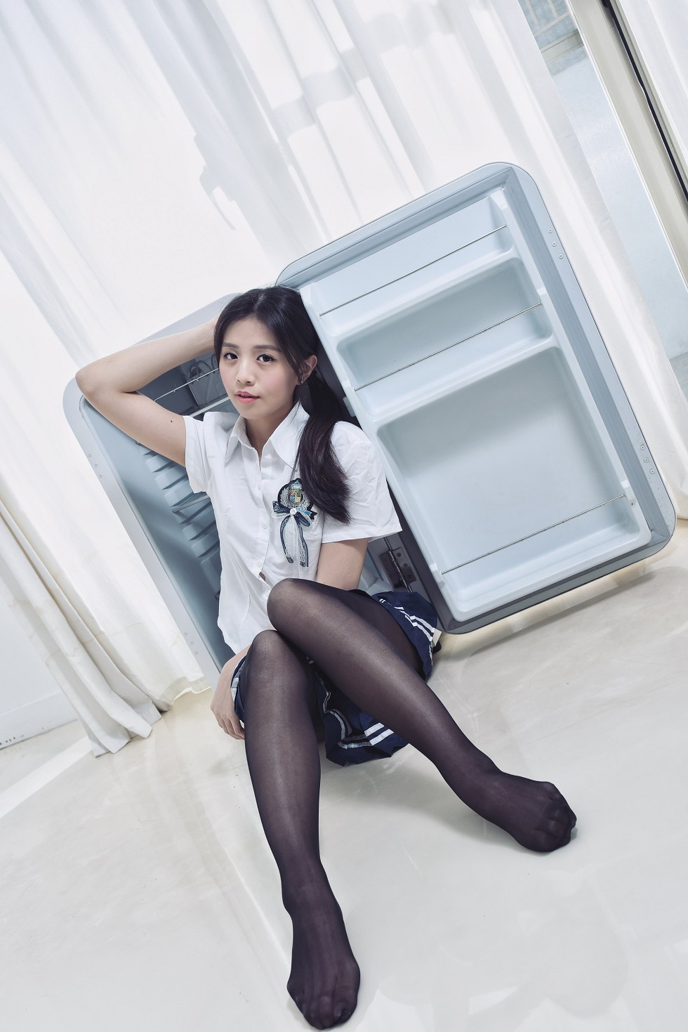 模特安娜妹子学生装格子裙配黑丝裤袜秀完美身材性感美腿写真38P