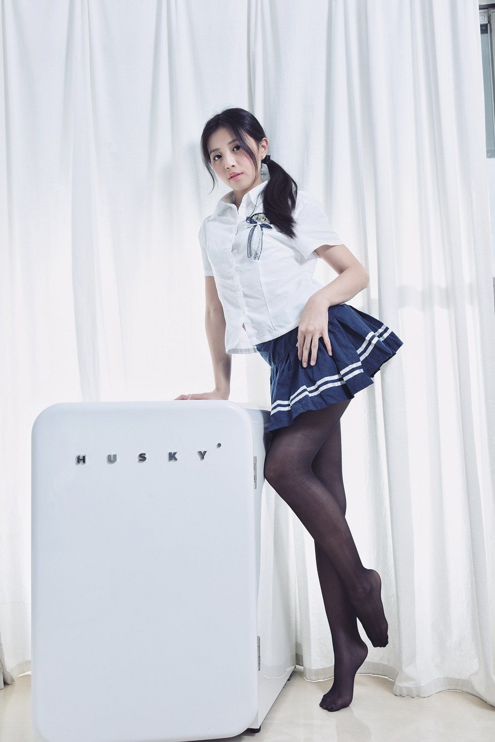 模特安娜妹子学生装格子裙配黑丝裤袜秀完美身材性感美腿写真38P