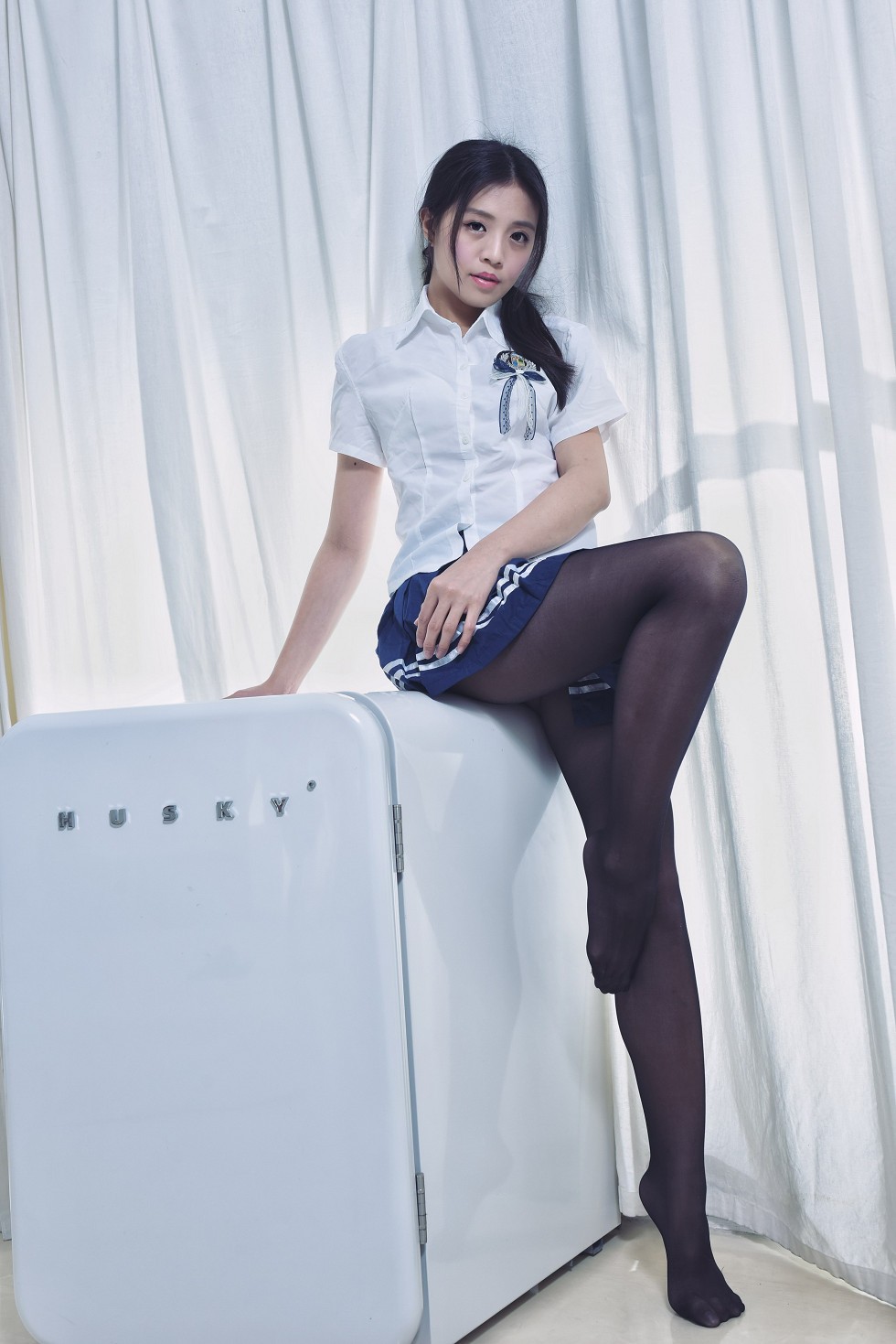 模特安娜妹子学生装格子裙配黑丝裤袜秀完美身材性感美腿写真38P