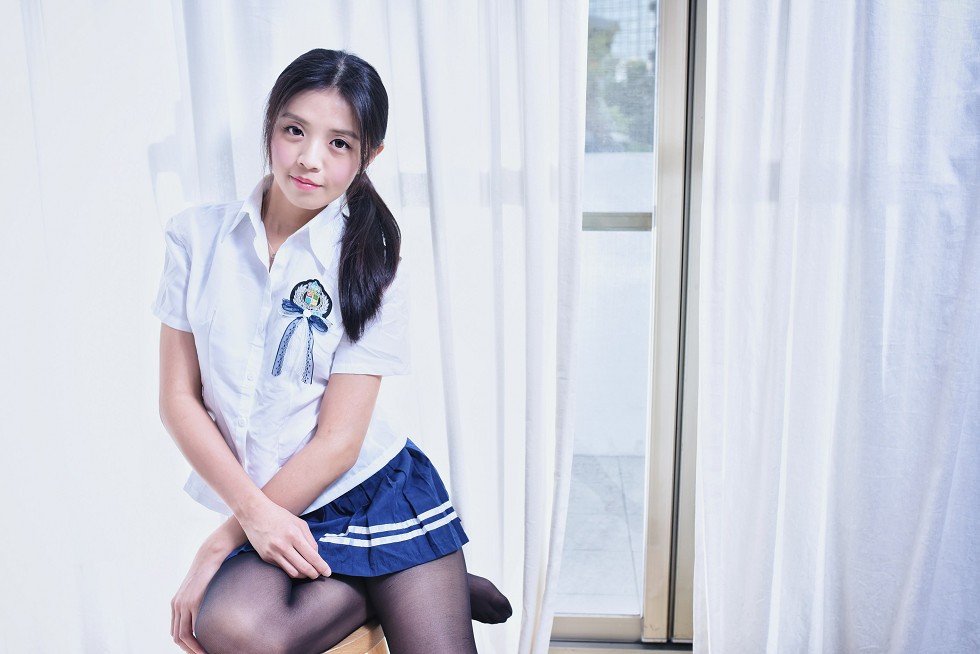 模特安娜妹子学生装格子裙配黑丝裤袜秀完美身材性感美腿写真38P