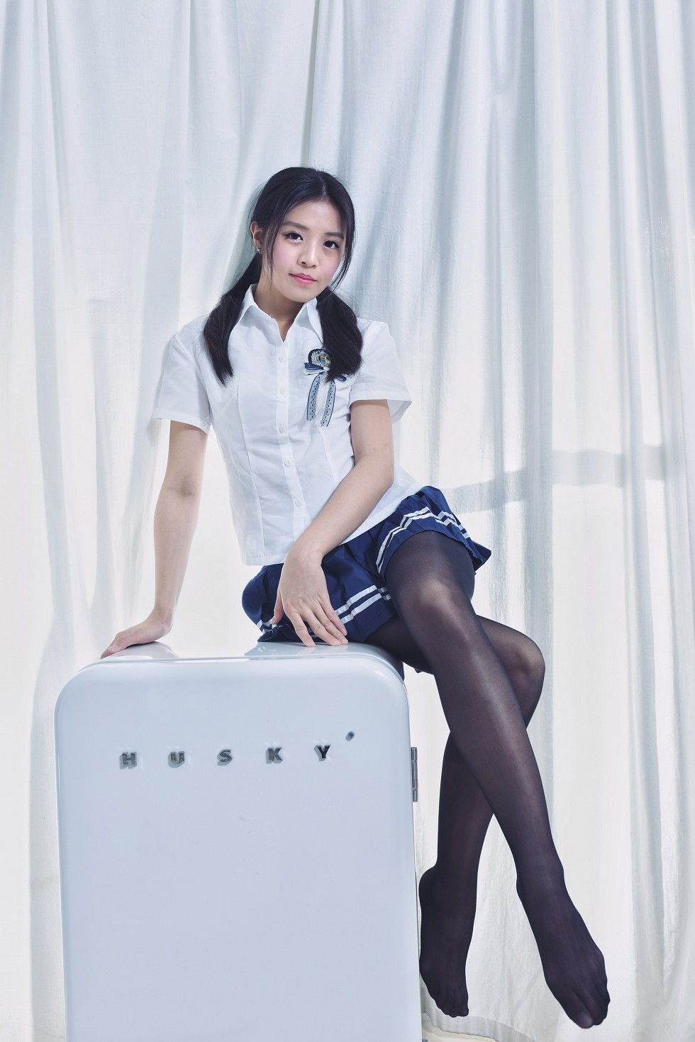 模特安娜妹子学生装格子裙配黑丝裤袜秀完美身材性感美腿写真38P