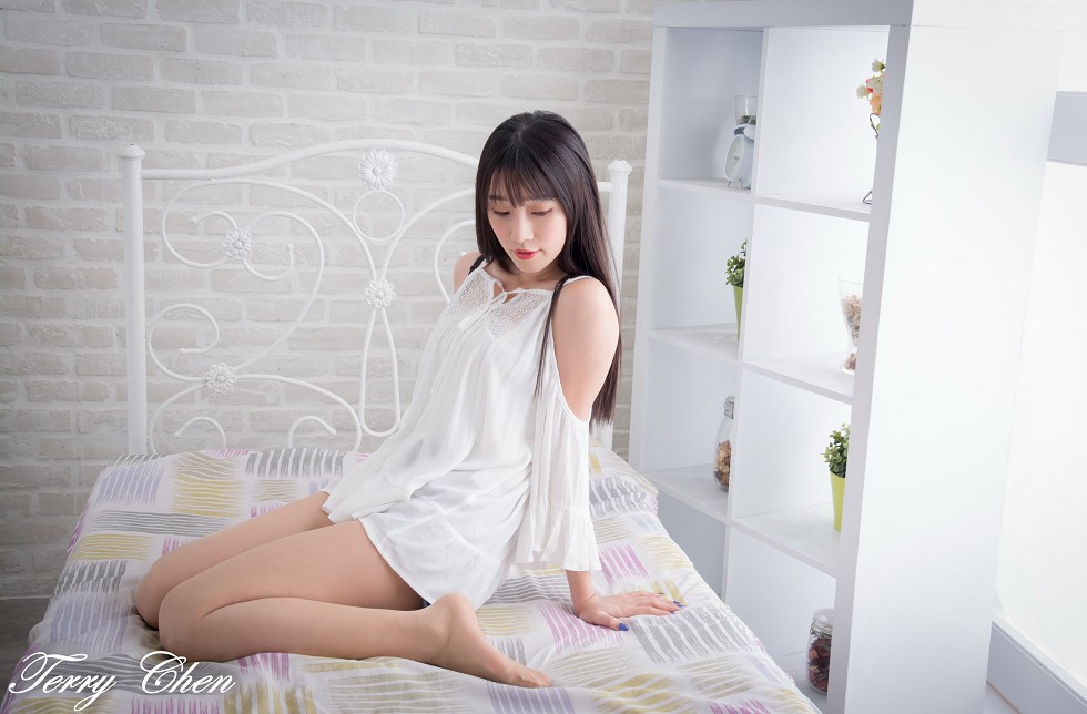 台湾美腿嫩模刘萱居家性感内衣配肉丝裤袜迷人美腿写真40P