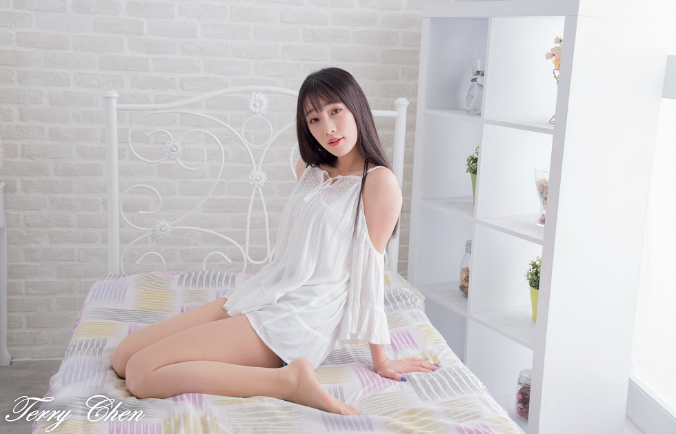 台湾美腿嫩模刘萱居家性感内衣配肉丝裤袜迷人美腿写真40P