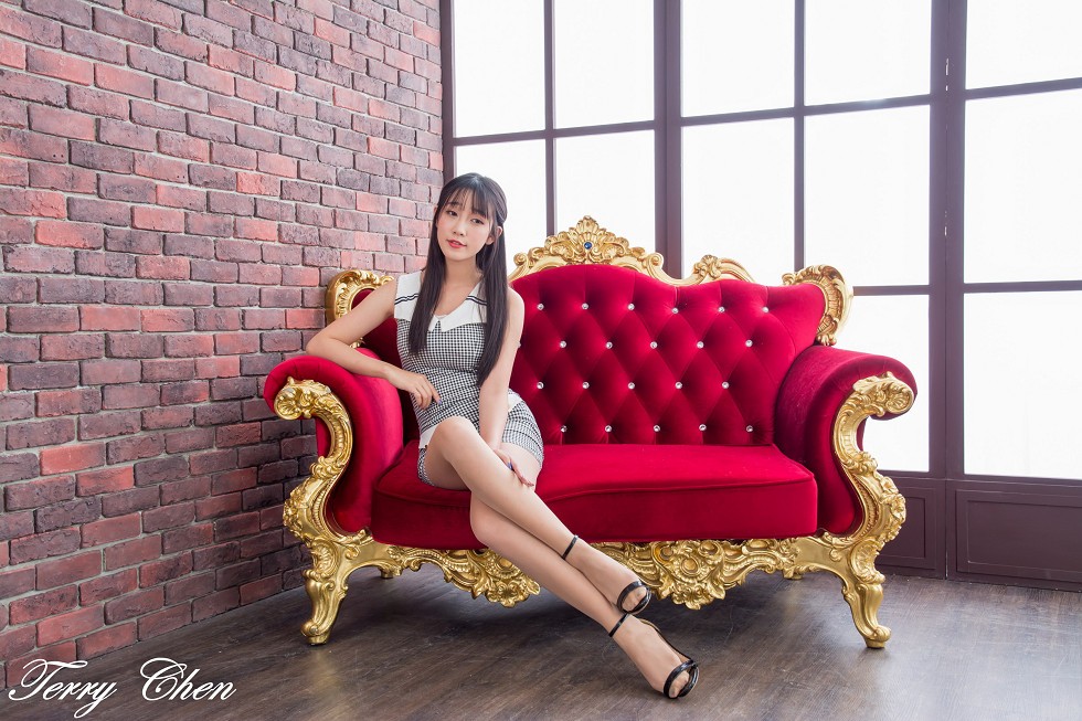 台湾美腿嫩模刘萱居家性感内衣配肉丝裤袜迷人美腿写真40P