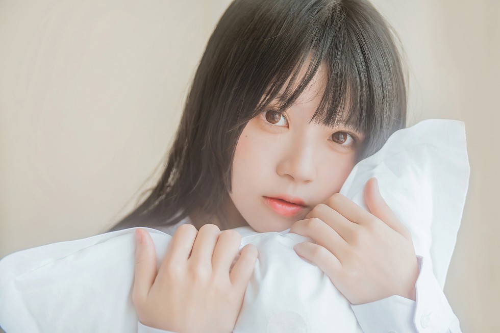 正妹樱桃未熟居家床上白衬衣配肉丝裤袜半脱性感内衣秀完美身材写真48P