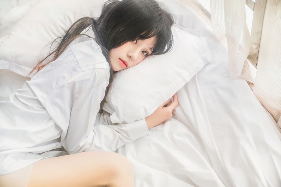 正妹樱桃未熟居家床上白衬衣配肉丝裤袜半脱性感内衣秀完美身材写真48P