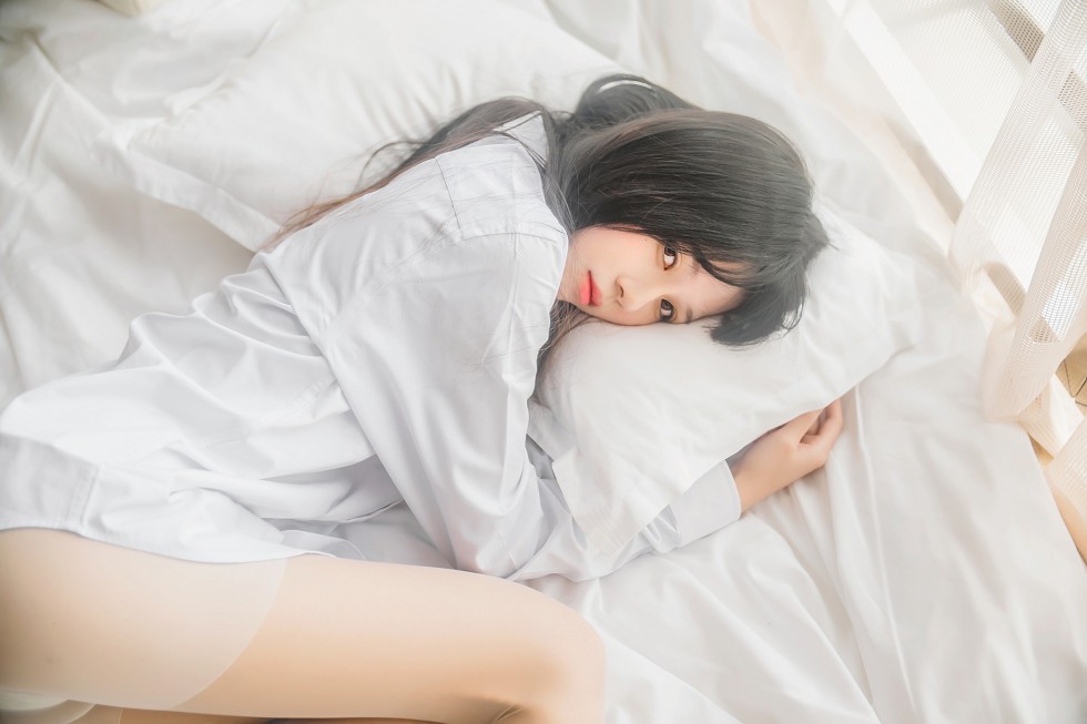 正妹樱桃未熟居家床上白衬衣配肉丝裤袜半脱性感内衣秀完美身材写真48P