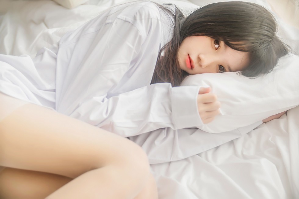 正妹樱桃未熟居家床上白衬衣配肉丝裤袜半脱性感内衣秀完美身材写真48P