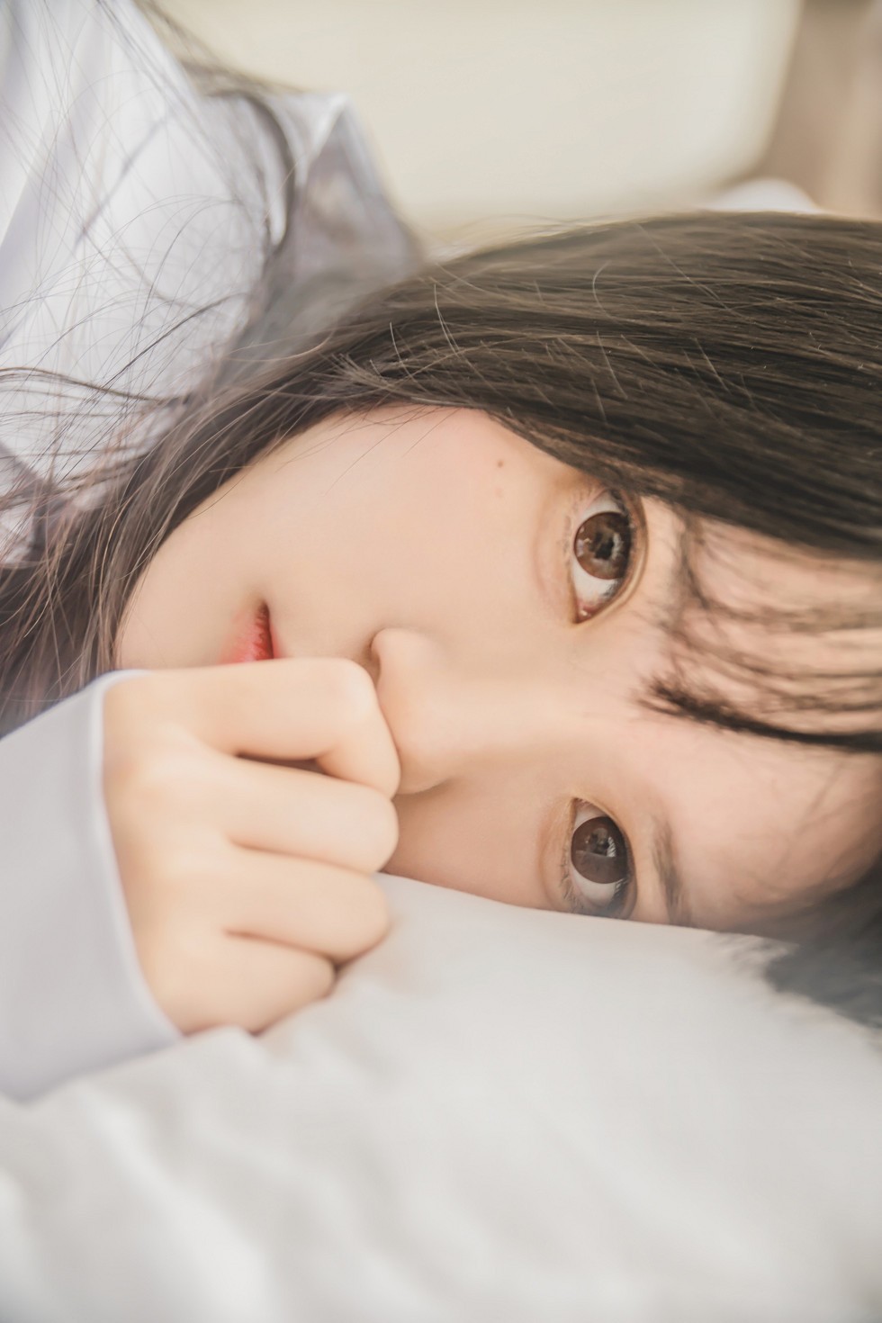 正妹樱桃未熟居家床上白衬衣配肉丝裤袜半脱性感内衣秀完美身材写真48P