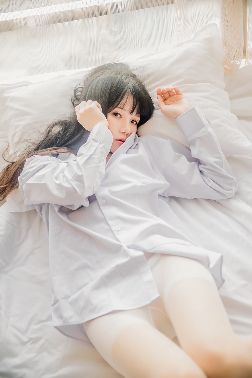 正妹樱桃未熟居家床上白衬衣配肉丝裤袜半脱性感内衣秀完美身材写真48P