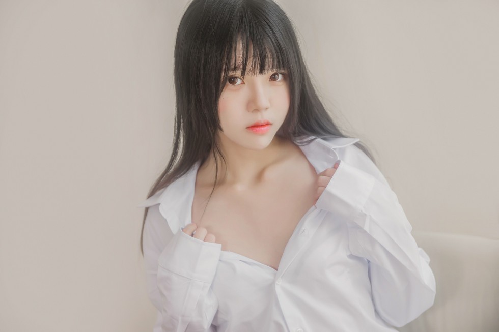 正妹樱桃未熟居家床上白衬衣配肉丝裤袜半脱性感内衣秀完美身材写真48P