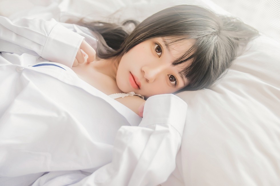 正妹樱桃未熟居家床上白衬衣配肉丝裤袜半脱性感内衣秀完美身材写真48P