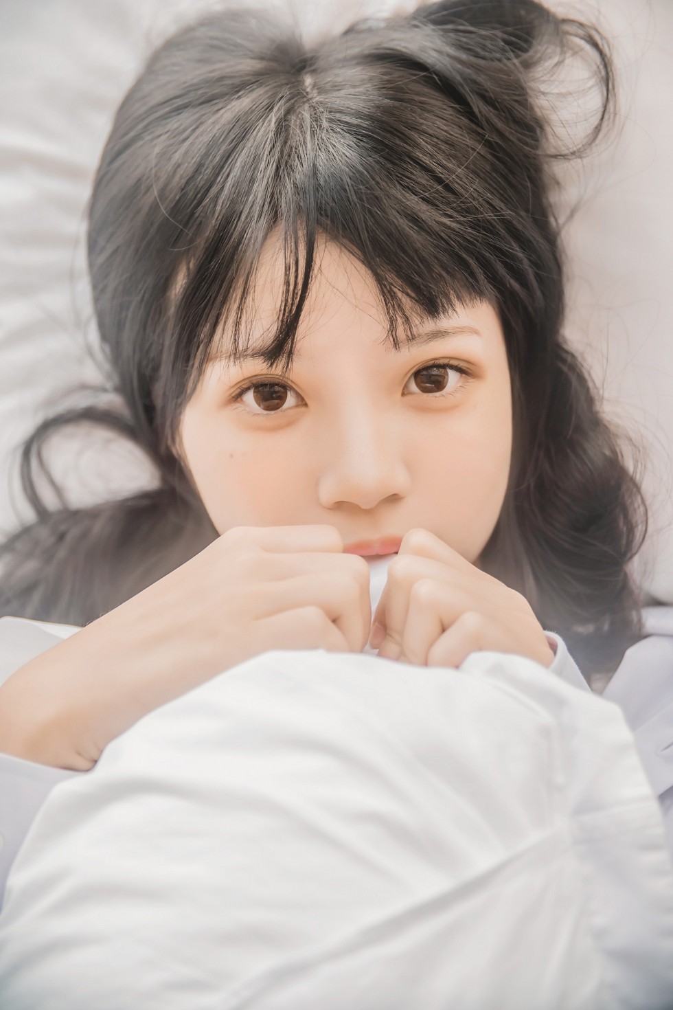 正妹樱桃未熟居家床上白衬衣配肉丝裤袜半脱性感内衣秀完美身材写真48P