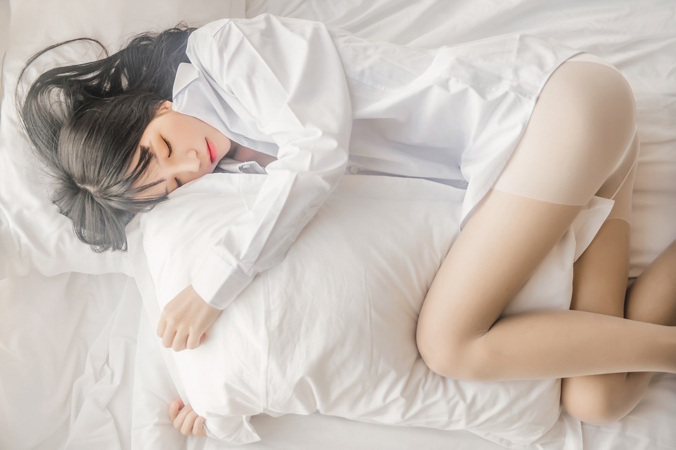 正妹樱桃未熟居家床上白衬衣配肉丝裤袜半脱性感内衣秀完美身材写真48P