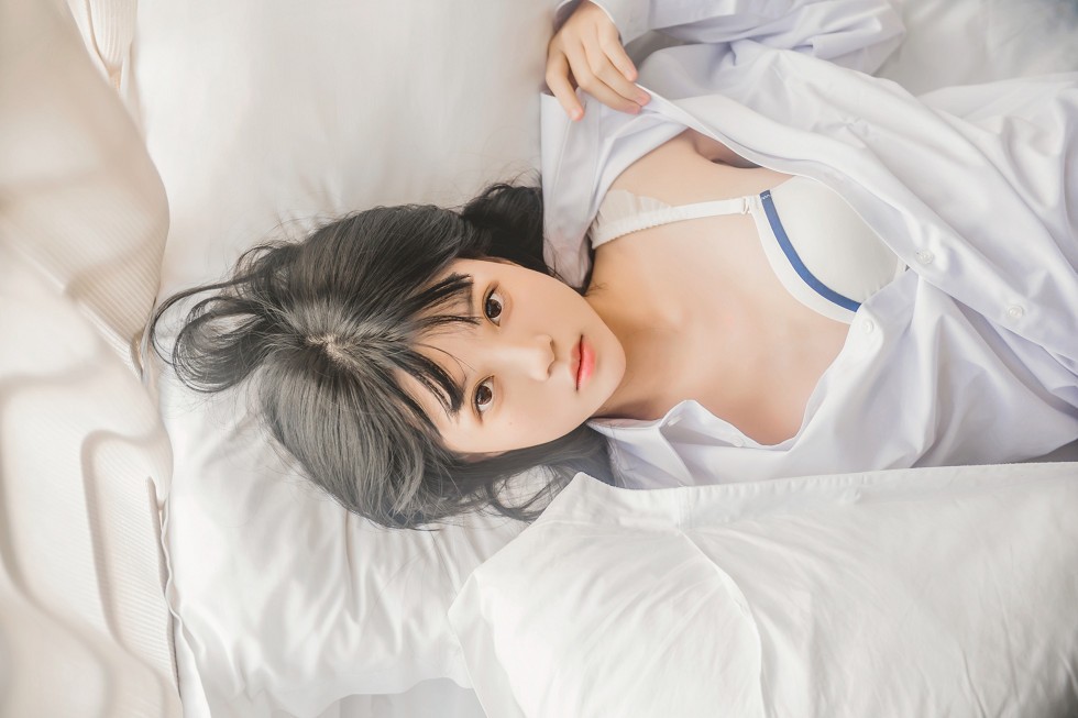 正妹樱桃未熟居家床上白衬衣配肉丝裤袜半脱性感内衣秀完美身材写真48P