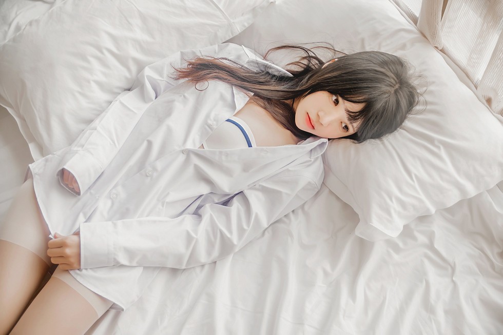 正妹樱桃未熟居家床上白衬衣配肉丝裤袜半脱性感内衣秀完美身材写真48P