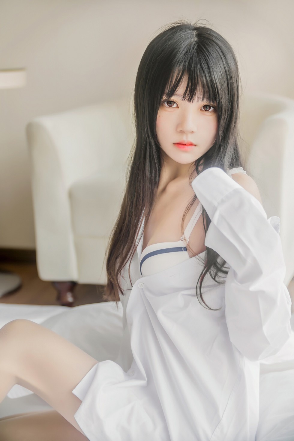正妹樱桃未熟居家床上白衬衣配肉丝裤袜半脱性感内衣秀完美身材写真48P