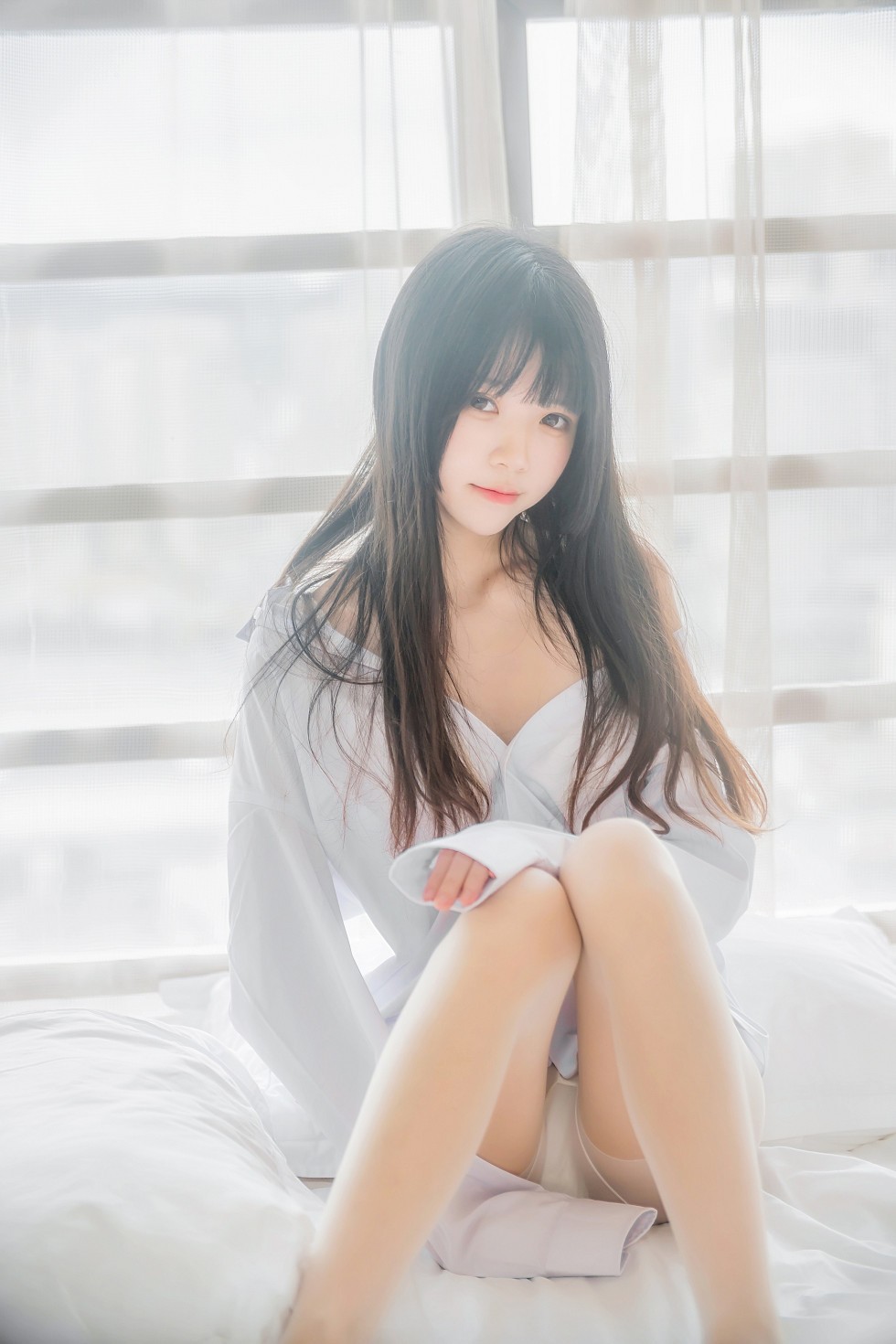 正妹樱桃未熟居家床上白衬衣配肉丝裤袜半脱性感内衣秀完美身材写真48P