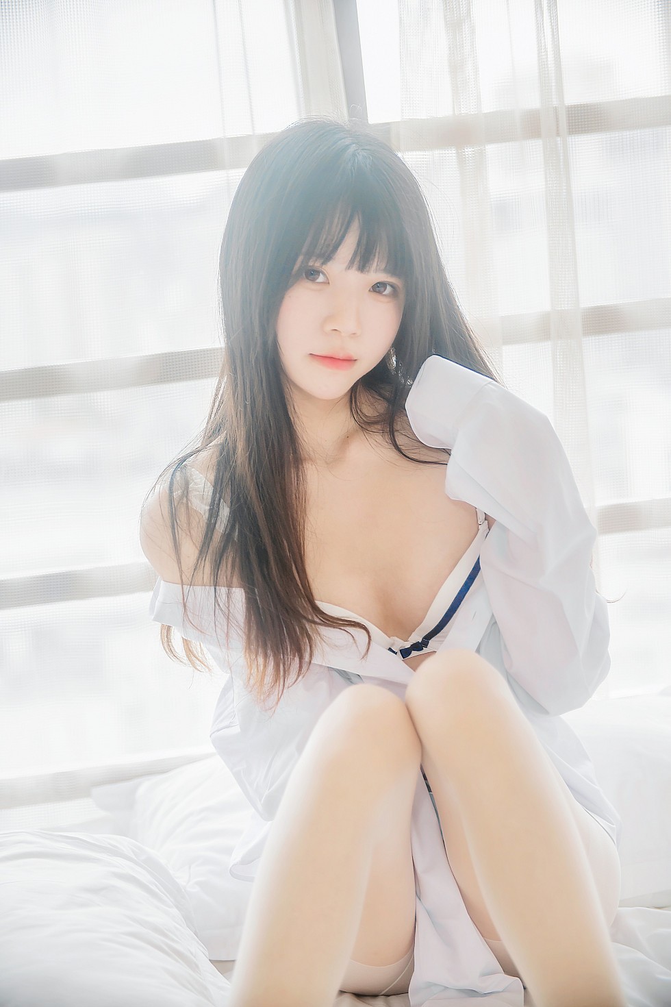 正妹樱桃未熟居家床上白衬衣配肉丝裤袜半脱性感内衣秀完美身材写真48P