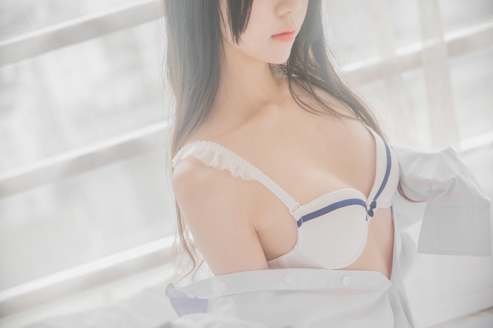正妹樱桃未熟居家床上白衬衣配肉丝裤袜半脱性感内衣秀完美身材写真48P