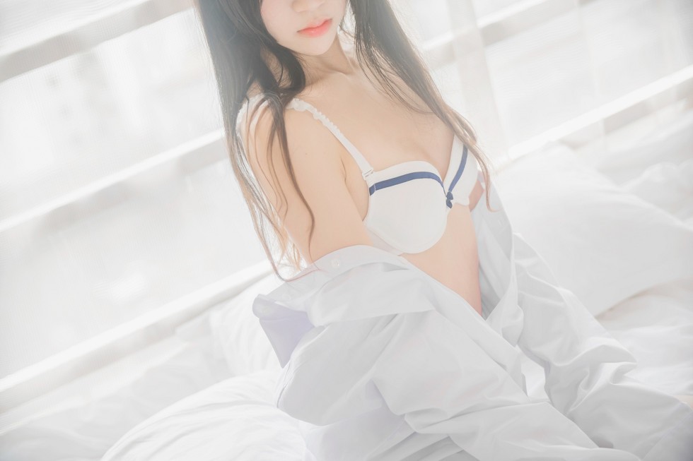 正妹樱桃未熟居家床上白衬衣配肉丝裤袜半脱性感内衣秀完美身材写真48P