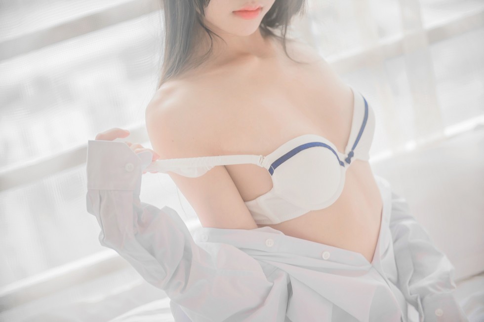 正妹樱桃未熟居家床上白衬衣配肉丝裤袜半脱性感内衣秀完美身材写真48P