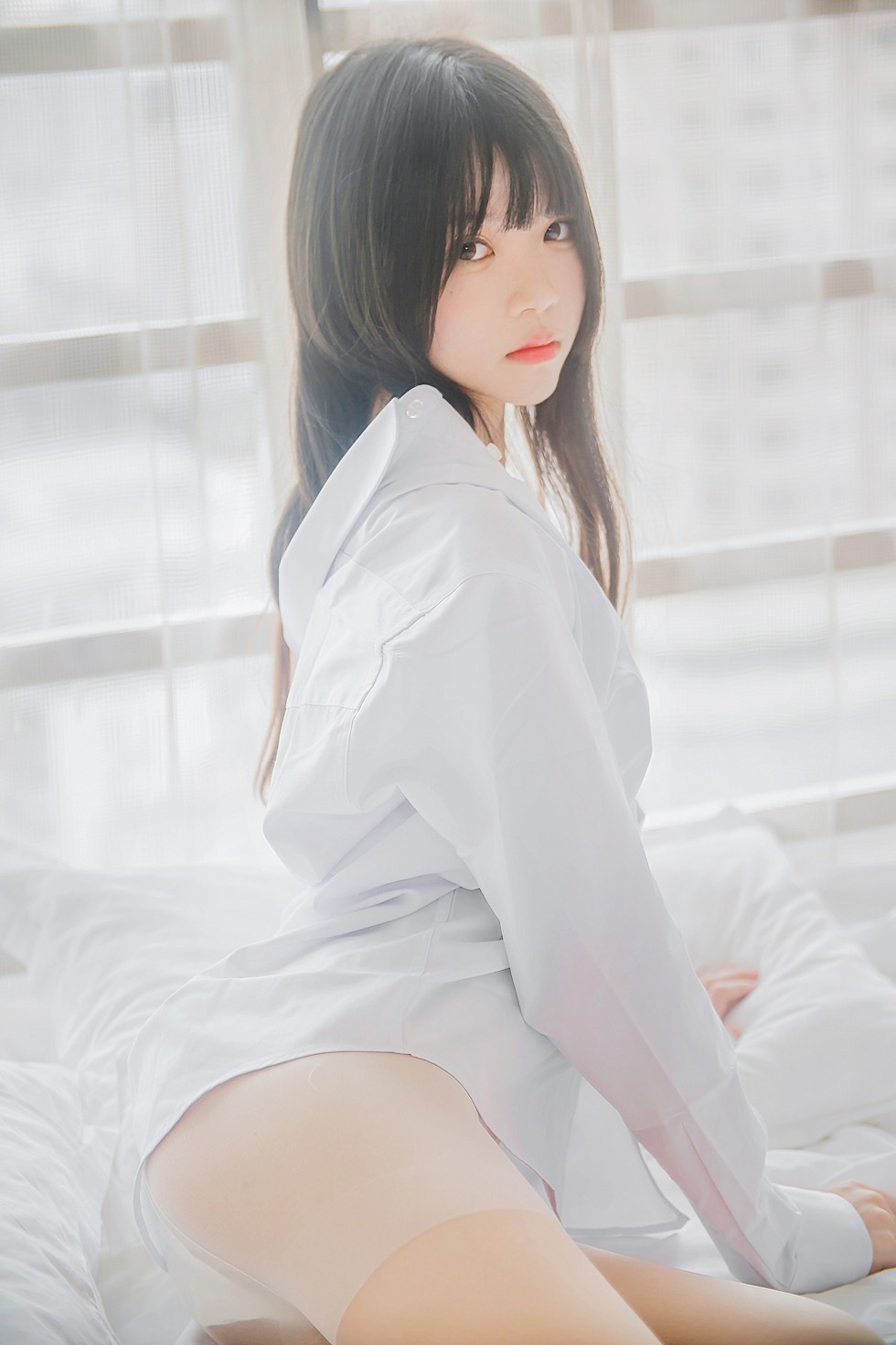 正妹樱桃未熟居家床上白衬衣配肉丝裤袜半脱性感内衣秀完美身材写真48P