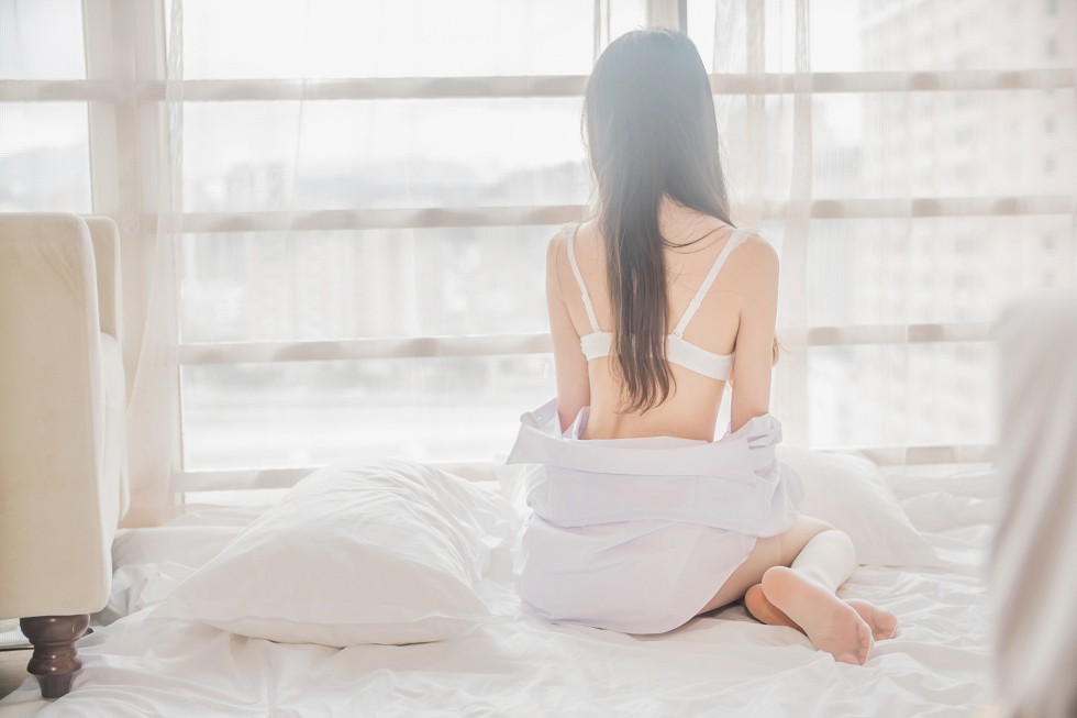 正妹樱桃未熟居家床上白衬衣配肉丝裤袜半脱性感内衣秀完美身材写真48P