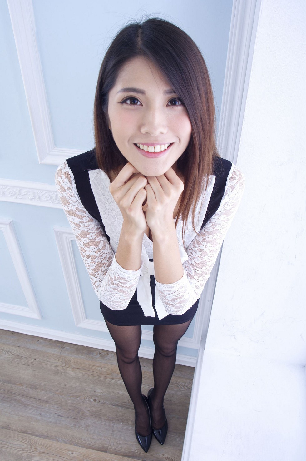 台湾美腿嫩模林沐沐性感棚拍连身裙配黑丝裤袜秀完美身材写真37P