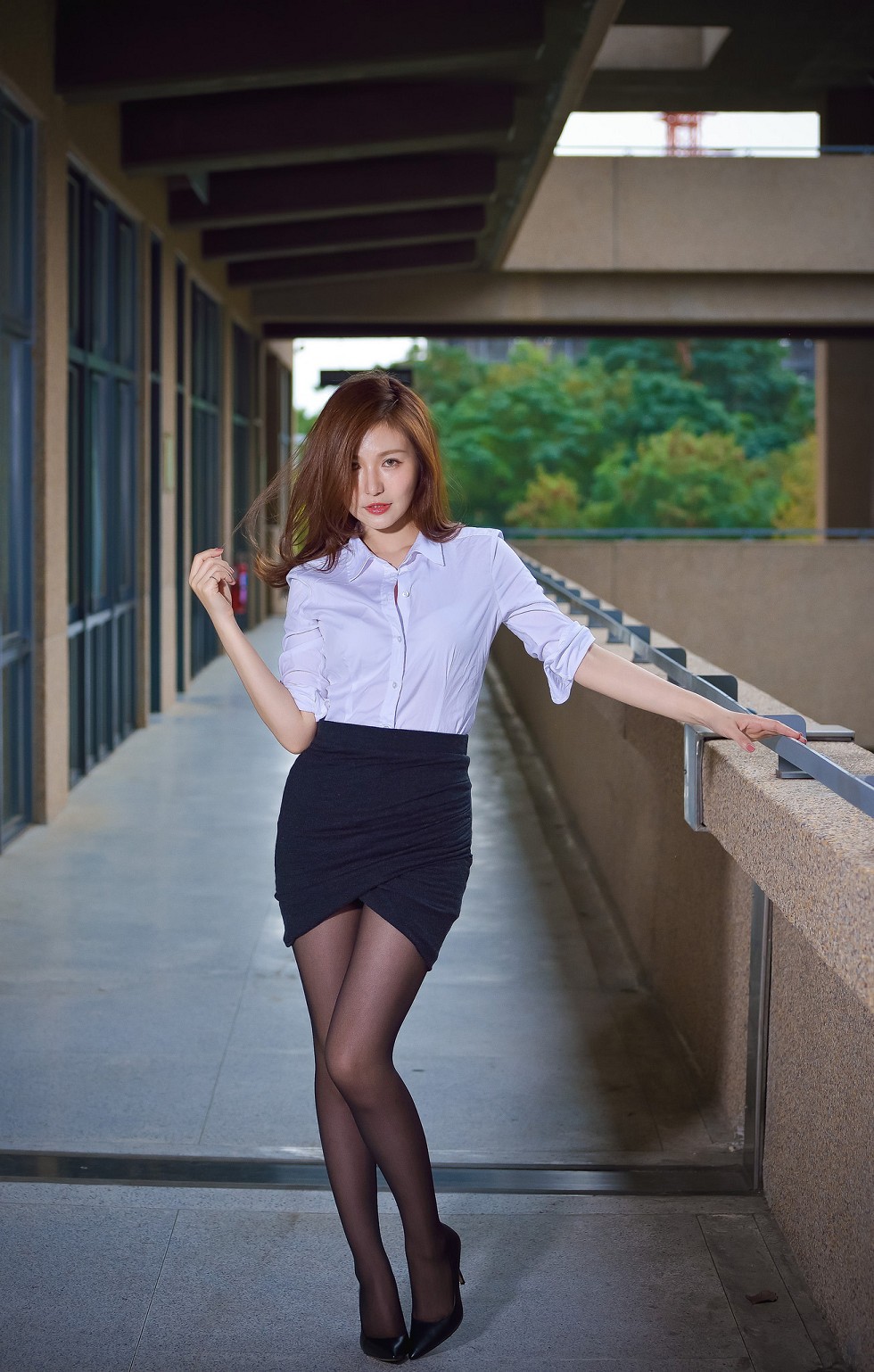 台湾正妹邱爱晨校园性感白衬衣黑短裙制服配黑丝裤袜秀完美身材迷人写真90P