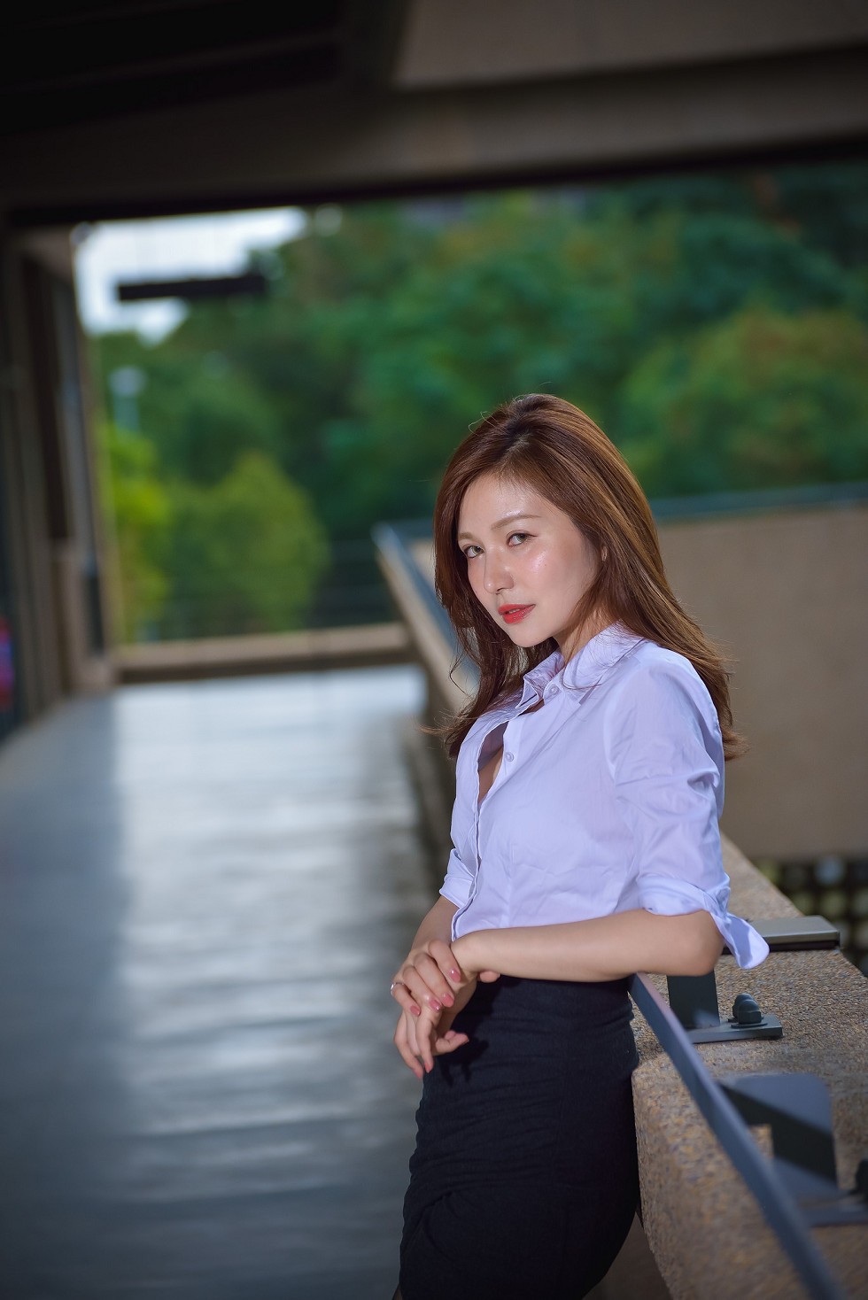 台湾正妹邱爱晨校园性感白衬衣黑短裙制服配黑丝裤袜秀完美身材迷人写真90P