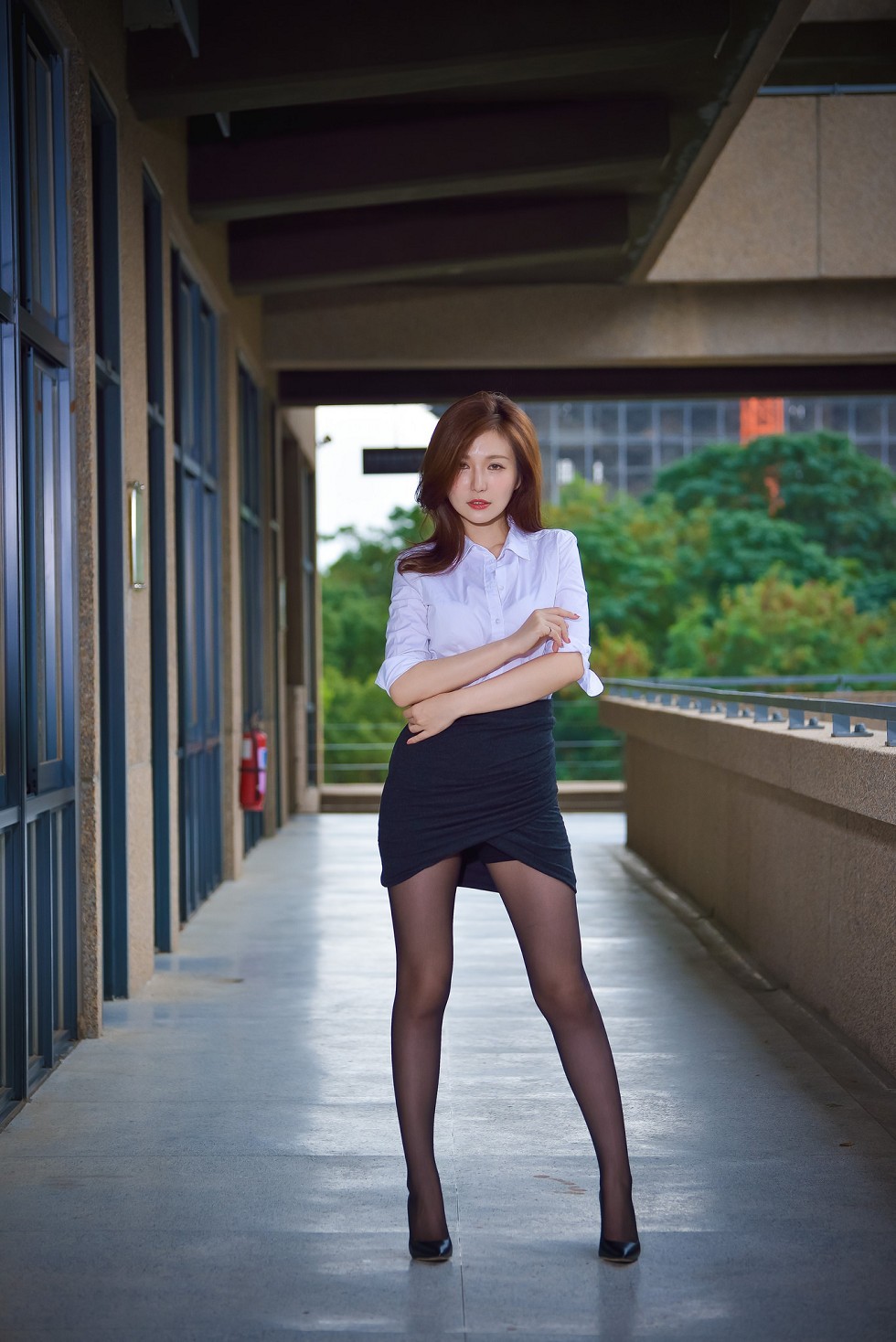 台湾正妹邱爱晨校园性感白衬衣黑短裙制服配黑丝裤袜秀完美身材迷人写真90P