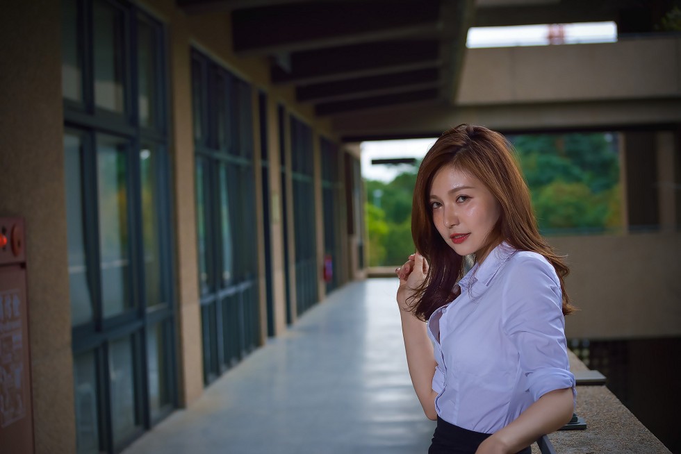 台湾正妹邱爱晨校园性感白衬衣黑短裙制服配黑丝裤袜秀完美身材迷人写真90P