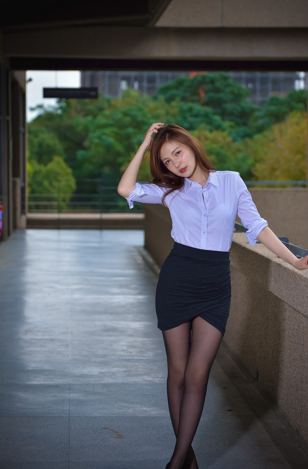 台湾正妹邱爱晨校园性感白衬衣黑短裙制服配黑丝裤袜秀完美身材迷人写真90P