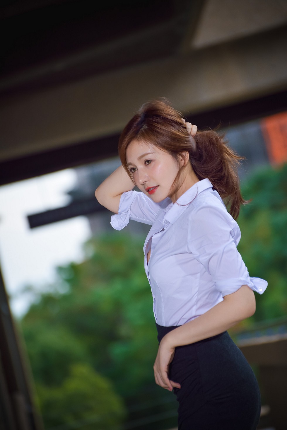 台湾正妹邱爱晨校园性感白衬衣黑短裙制服配黑丝裤袜秀完美身材迷人写真90P