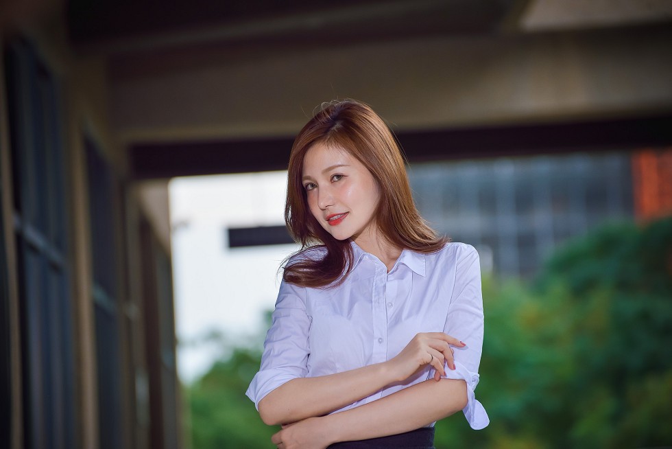 台湾正妹邱爱晨校园性感白衬衣黑短裙制服配黑丝裤袜秀完美身材迷人写真90P