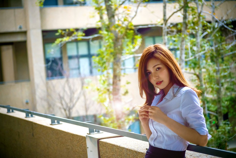 台湾正妹邱爱晨校园性感白衬衣黑短裙制服配黑丝裤袜秀完美身材迷人写真90P