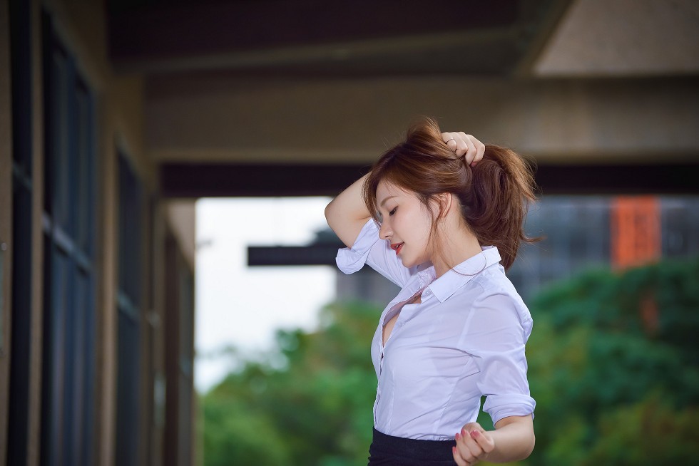 台湾正妹邱爱晨校园性感白衬衣黑短裙制服配黑丝裤袜秀完美身材迷人写真90P