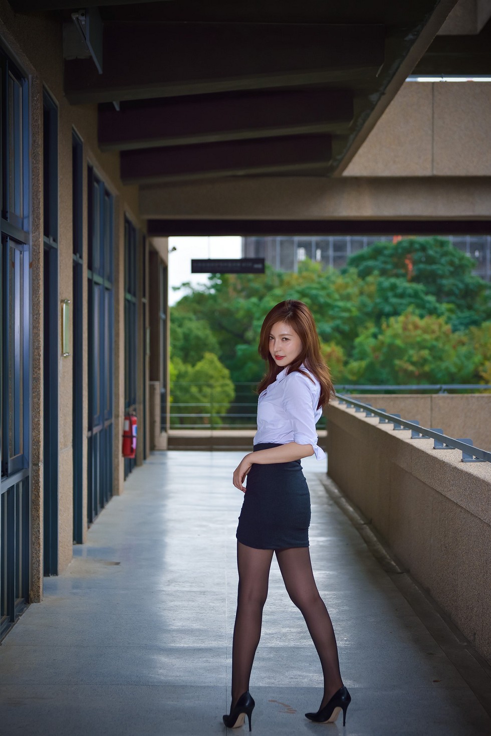 台湾正妹邱爱晨校园性感白衬衣黑短裙制服配黑丝裤袜秀完美身材迷人写真90P