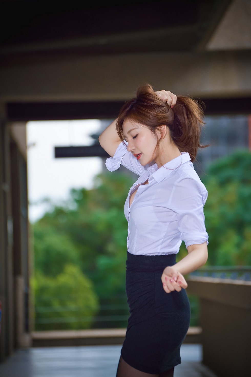 台湾正妹邱爱晨校园性感白衬衣黑短裙制服配黑丝裤袜秀完美身材迷人写真90P