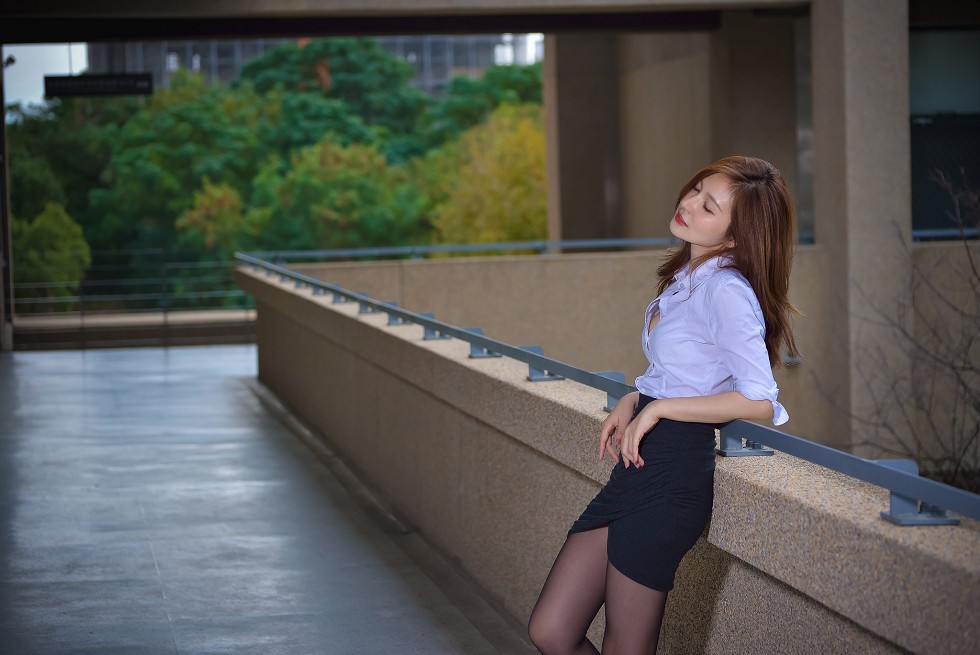 台湾正妹邱爱晨校园性感白衬衣黑短裙制服配黑丝裤袜秀完美身材迷人写真90P