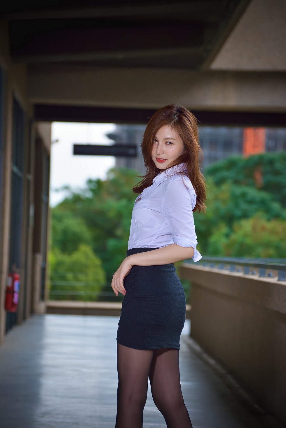 台湾正妹邱爱晨校园性感白衬衣黑短裙制服配黑丝裤袜秀完美身材迷人写真90P