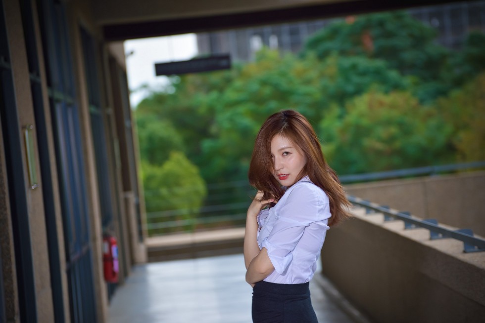 台湾正妹邱爱晨校园性感白衬衣黑短裙制服配黑丝裤袜秀完美身材迷人写真90P