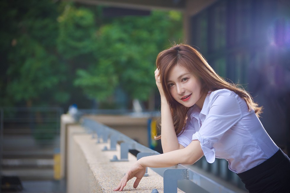 台湾正妹邱爱晨校园性感白衬衣黑短裙制服配黑丝裤袜秀完美身材迷人写真90P