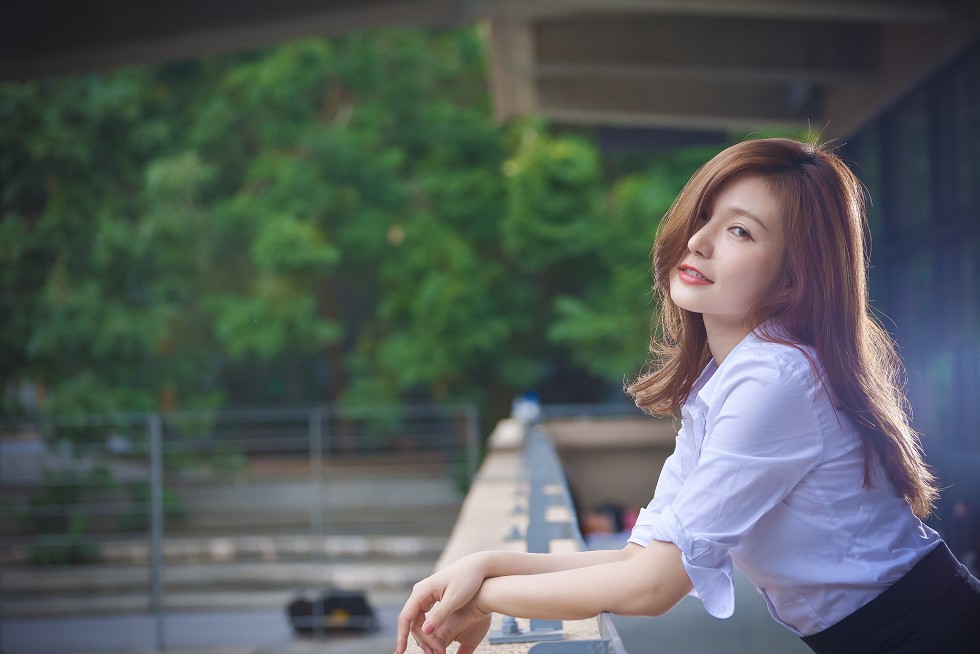 台湾正妹邱爱晨校园性感白衬衣黑短裙制服配黑丝裤袜秀完美身材迷人写真90P