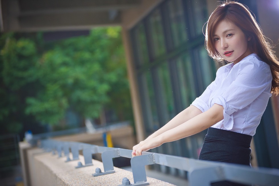 台湾正妹邱爱晨校园性感白衬衣黑短裙制服配黑丝裤袜秀完美身材迷人写真90P